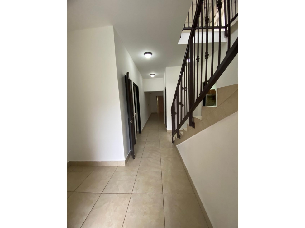 Venta de casa en Embassy Club, Clayton - 5