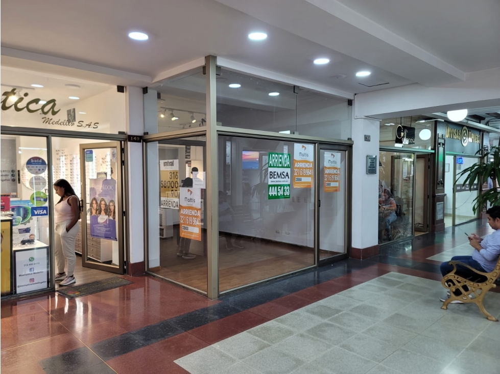 Venta de local esquinero en centro comercial del Centro de Medellín