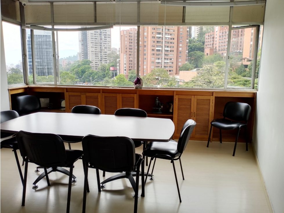 Oficina en venta en el sector de Manila con parqueadero y cuarto útil. - 4