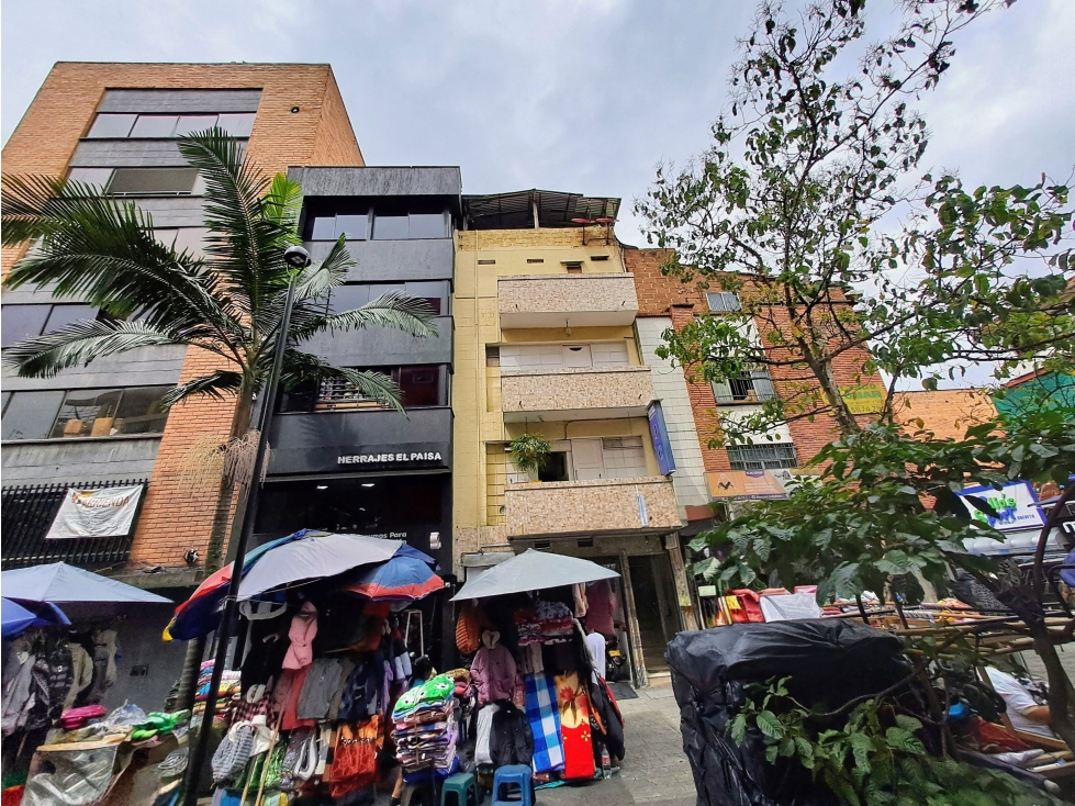 Edificio en venta en el centro de Medellin con dos rentas!