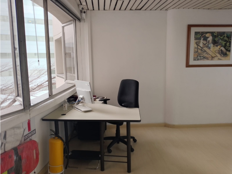 Oficina en venta en el sector de Manila con parqueadero y cuarto útil. - 3
