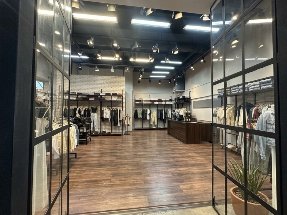 LOCAL PARA LA VENTA EN PUNTO CLAVE, EL POBLADO — foto 2