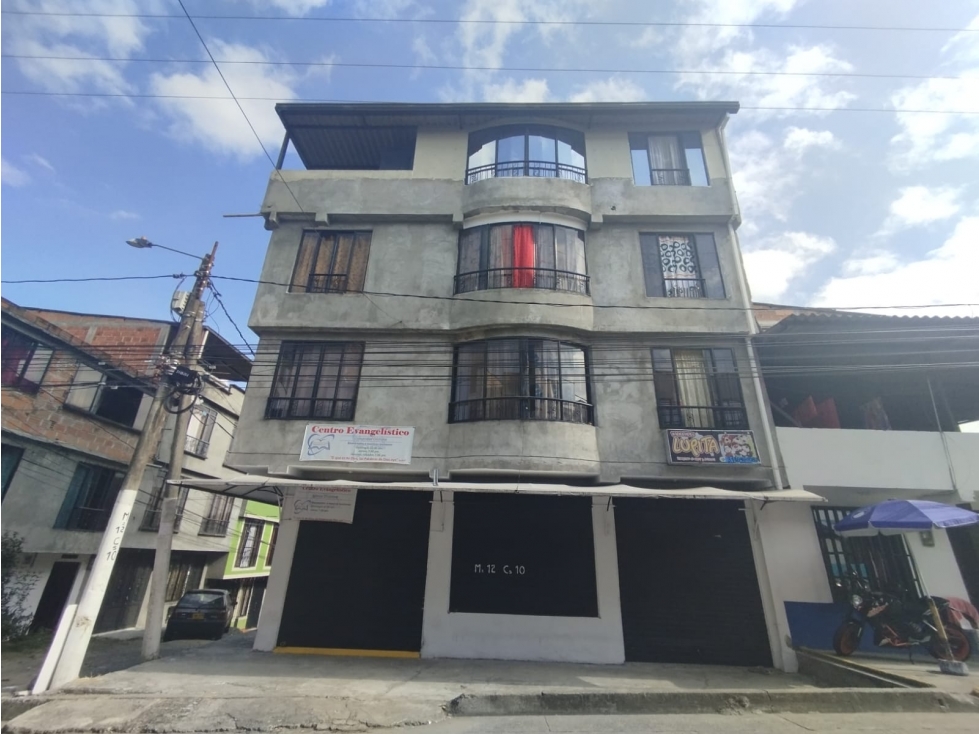 Casa esquinera con rentas en Samaria