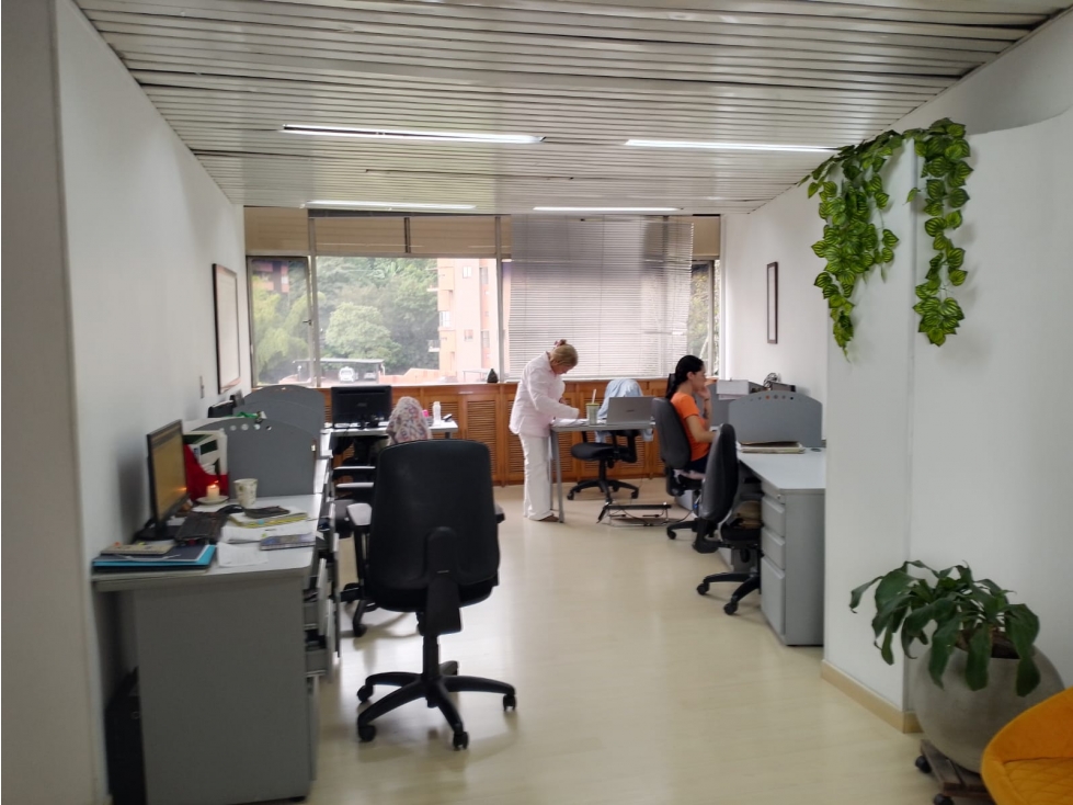 Oficina en venta en el sector de Manila con parqueadero y cuarto útil. - 1