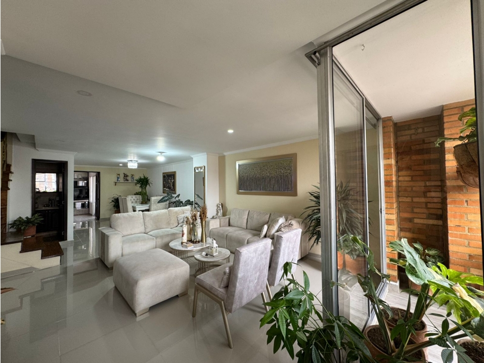 Excelente penthouse tríplex en Laureles Nogal
