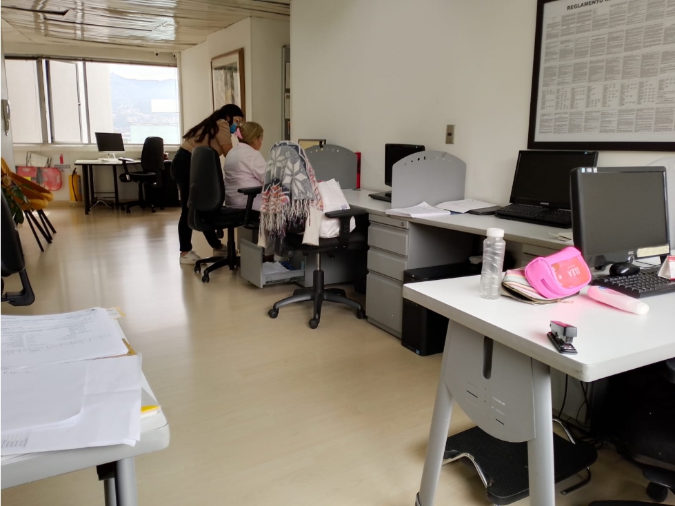 Oficina en venta en el sector de Manila con parqueadero y cuarto útil. - 2