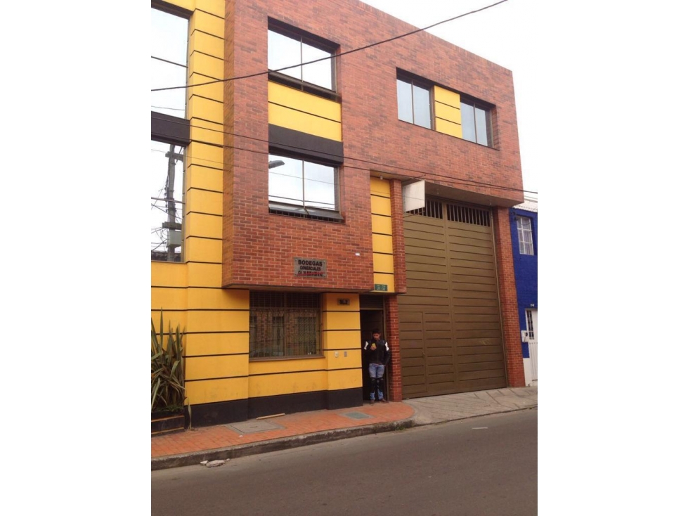 Bodega en venta con oficinas y ascensor de carga, Restrepo Bogotá D.C.