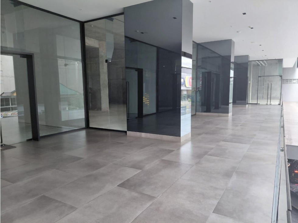 Alquiler de local comercial en Nuovo Armani Doble altura | Obra gris — foto 2