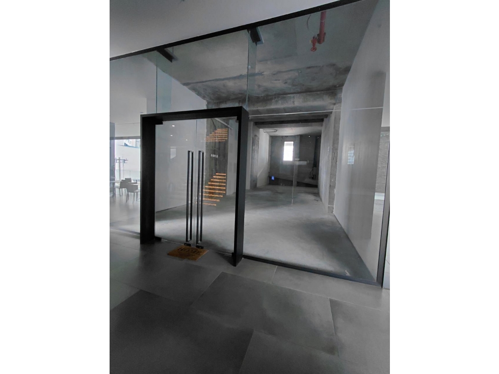 Alquiler de local comercial en Nuovo Armani Doble altura | Obra gris — foto 3