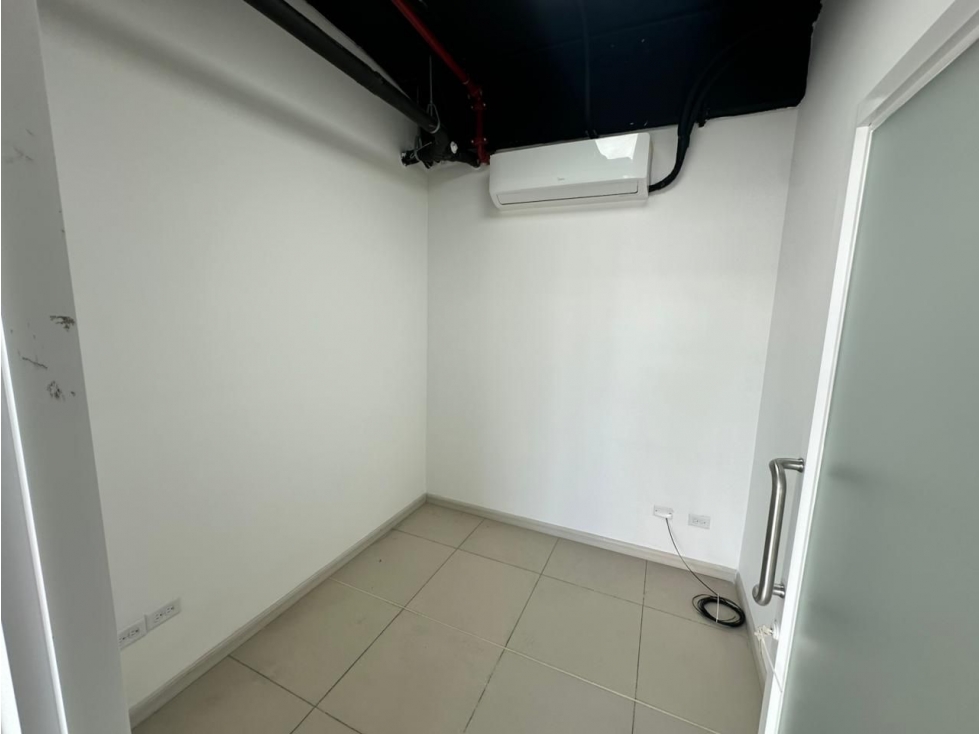 Alquiler de local comercial en Vía Porras City Plaza — foto 4