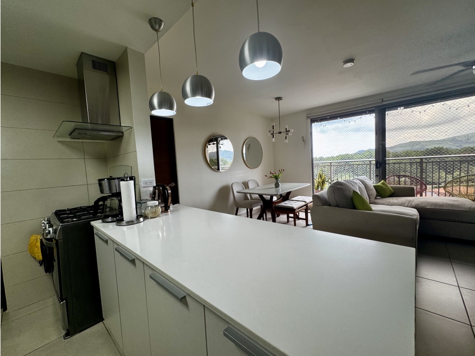 Apartamento con Vista a las Montañas en PH Madeira, Panamá Pacífico