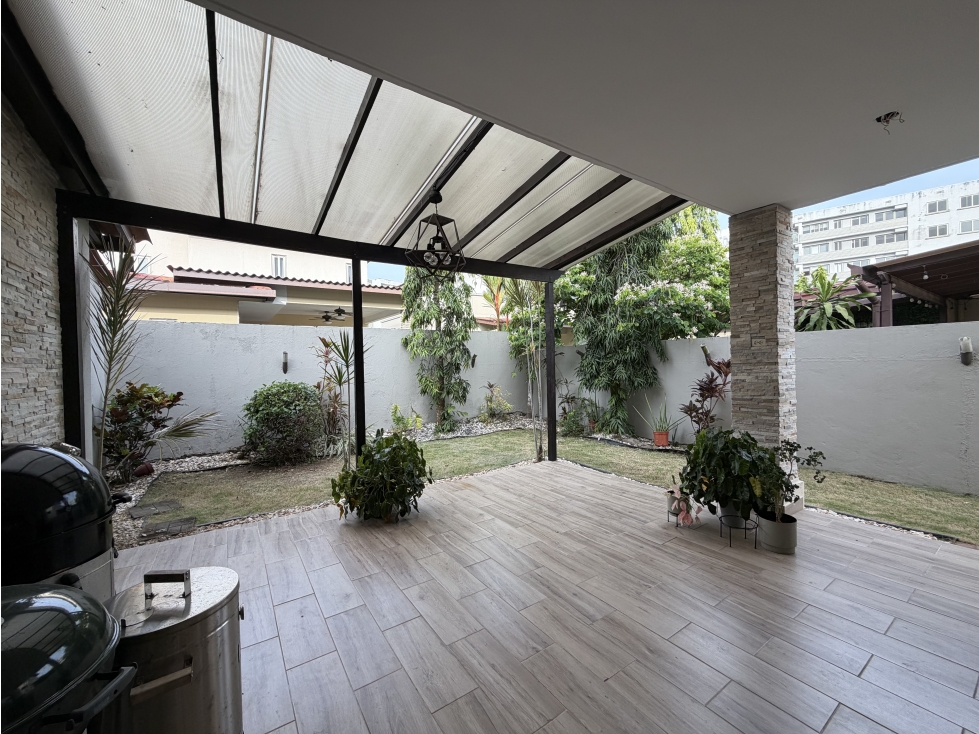 Casa con Terraza Remodelada y Avalúo en Woodlands, Panama Pacifico