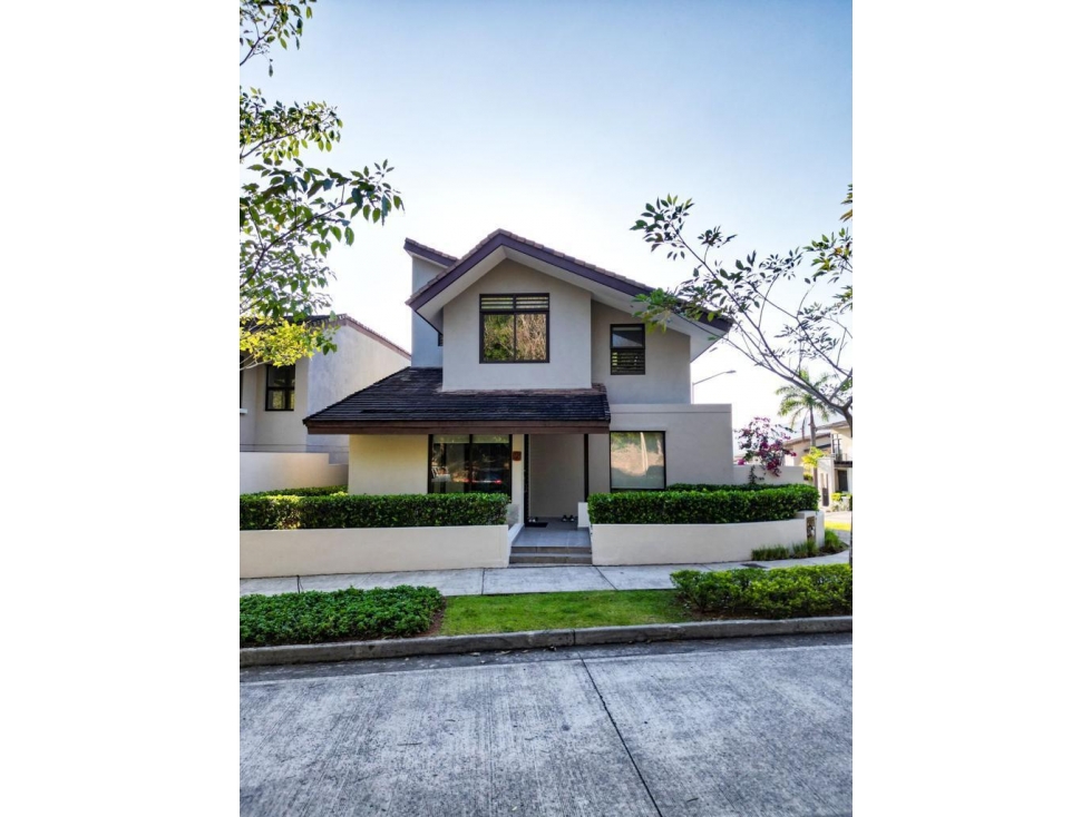 VENTA HERMOSA CASA EN ESQUINA DE PH NATIVA - PANAMÁ PACIFICO