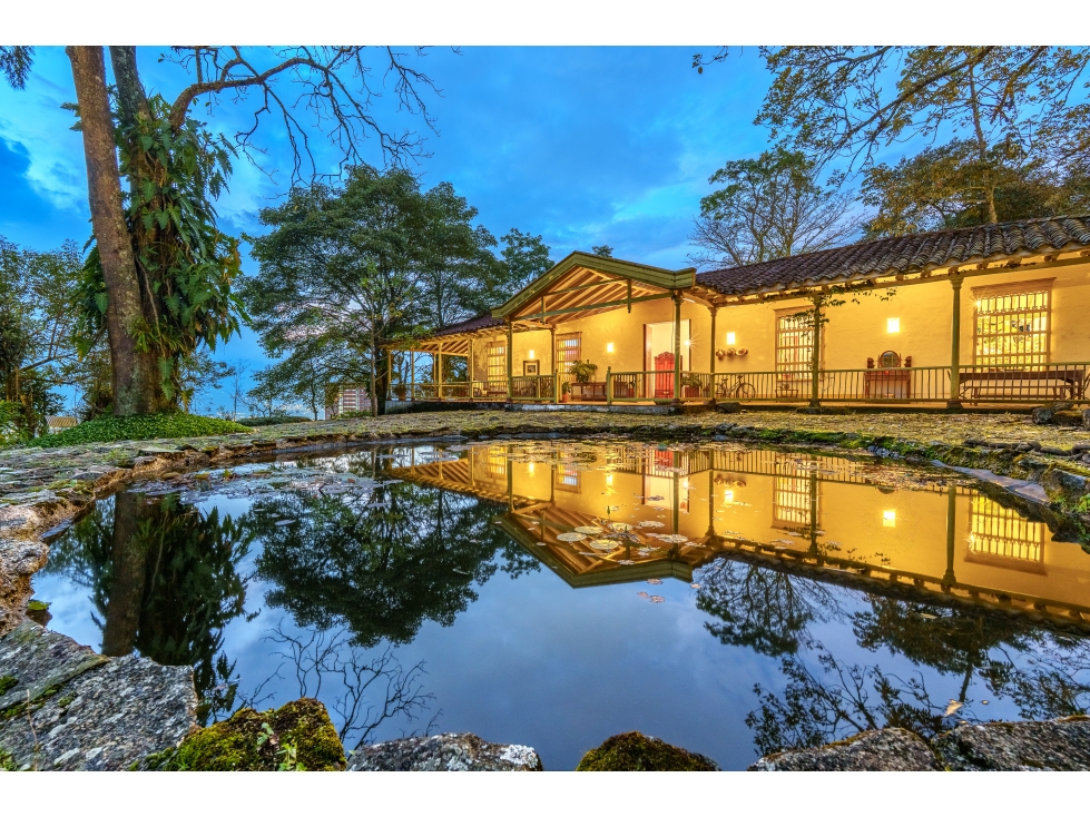 Espectacular casa campestre en El Poblado con amplio lote