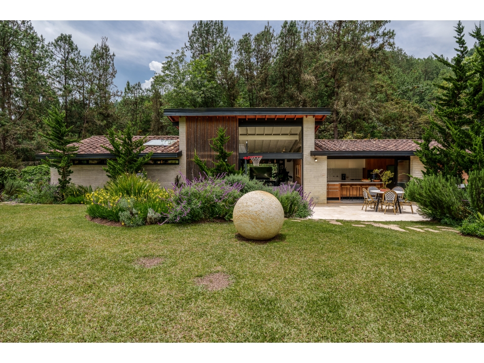 Casa Campestre en El Retiro: 10.000 m² de Naturaleza y Lujo