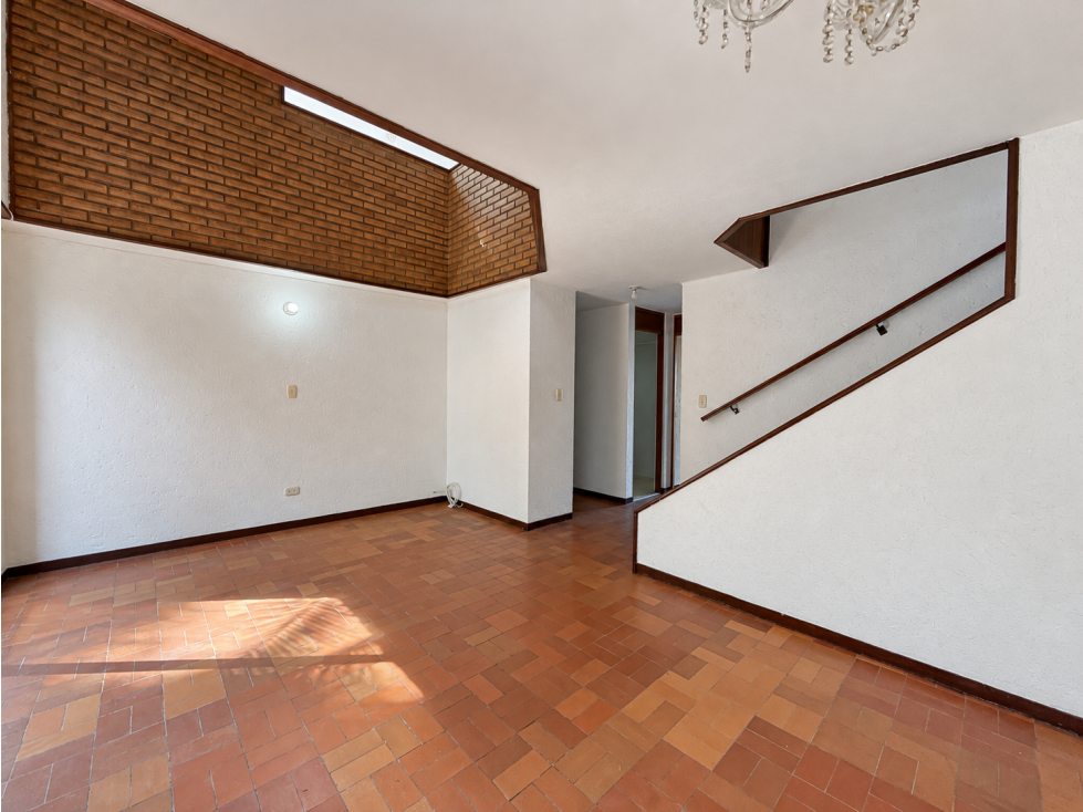 RENTA DUPLEX ACCESO POR ESCALERAS CERCA AL TESORO — foto 2