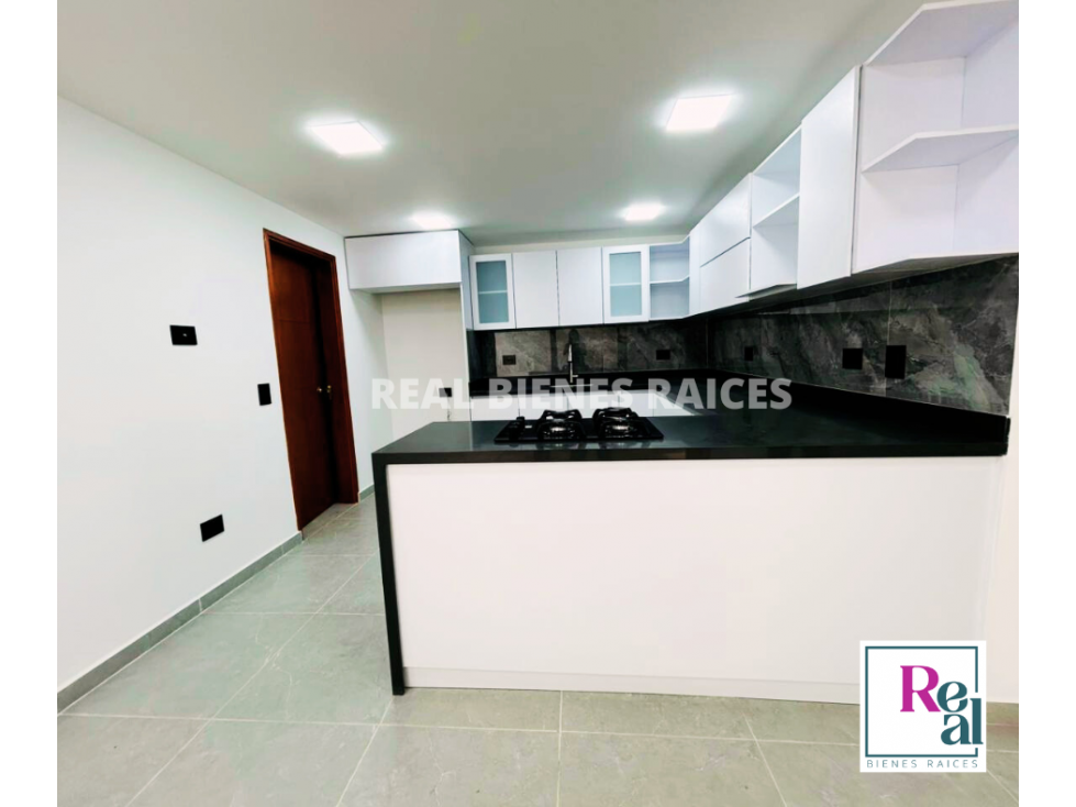 Amplia casa en unidad cerrada, excelente ubicación y distribución — foto 3