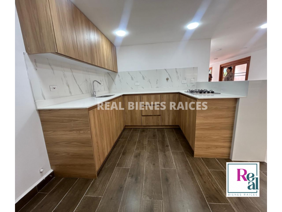 Casa Medianera en Unidad Cerrada