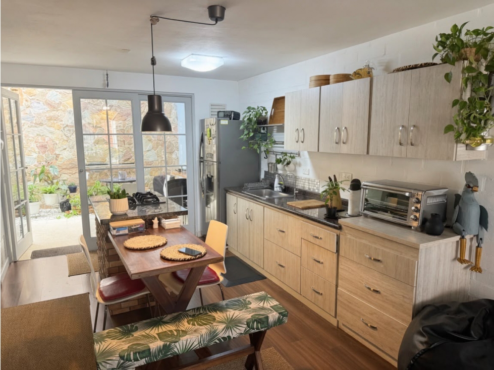 CASA MEDIANERA EN VENTA EXCELENTES ACABADOS