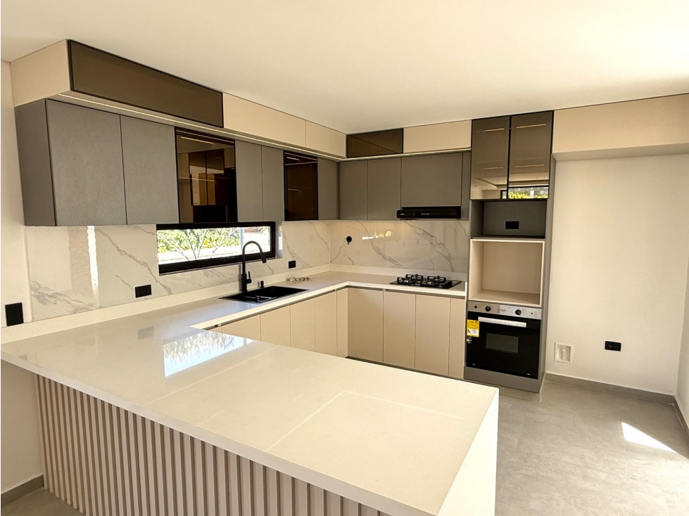 CASA ESQUINERA EN VENTA -UNIDAD CERRADA