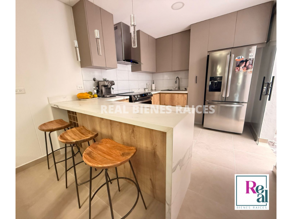 Vendo hermosa casa medianera en unidad cerrada.