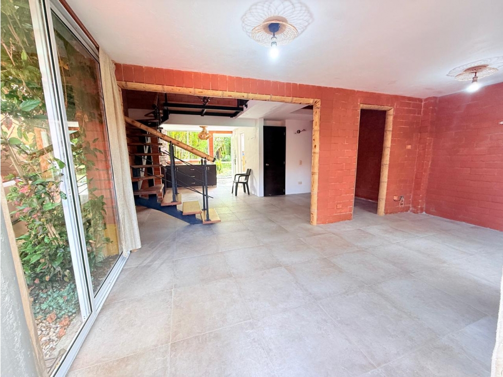 CASA EN ARRIENDO CON AMPLIOS ESPACIOS Y EXCELENTE ZONA VERDE — foto 2