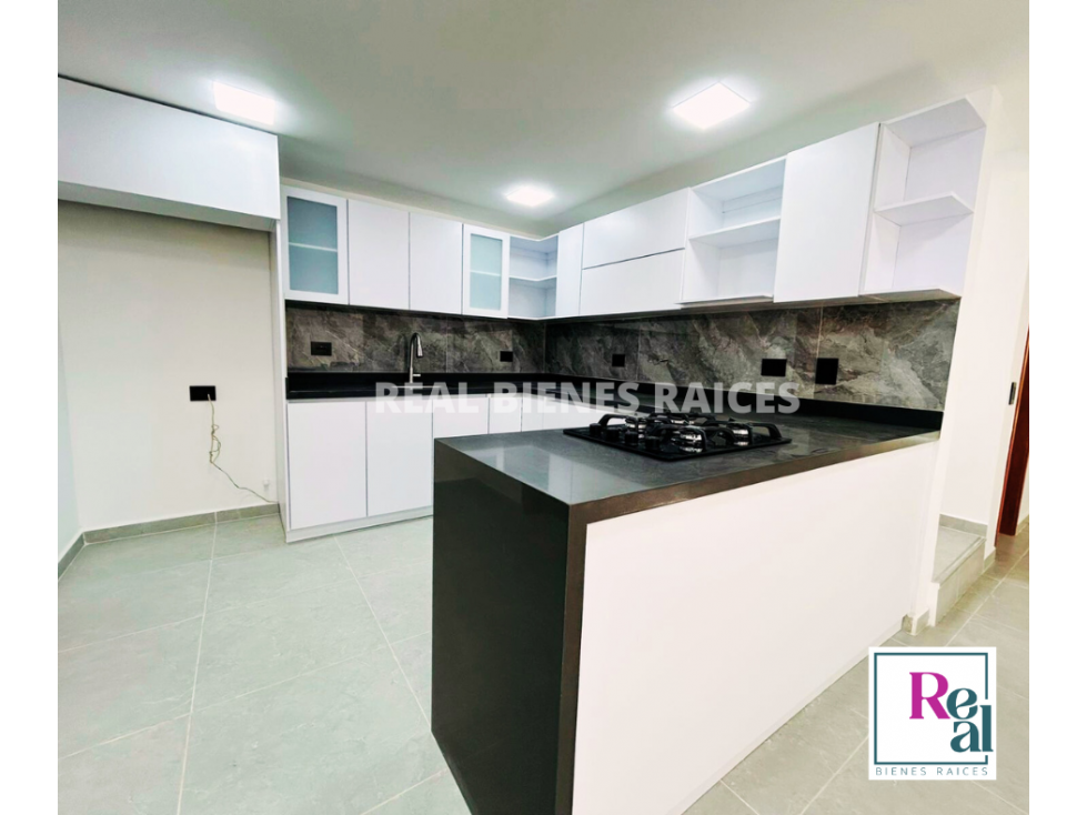 Amplia casa en unidad cerrada, excelente ubicación y distribución — foto 2