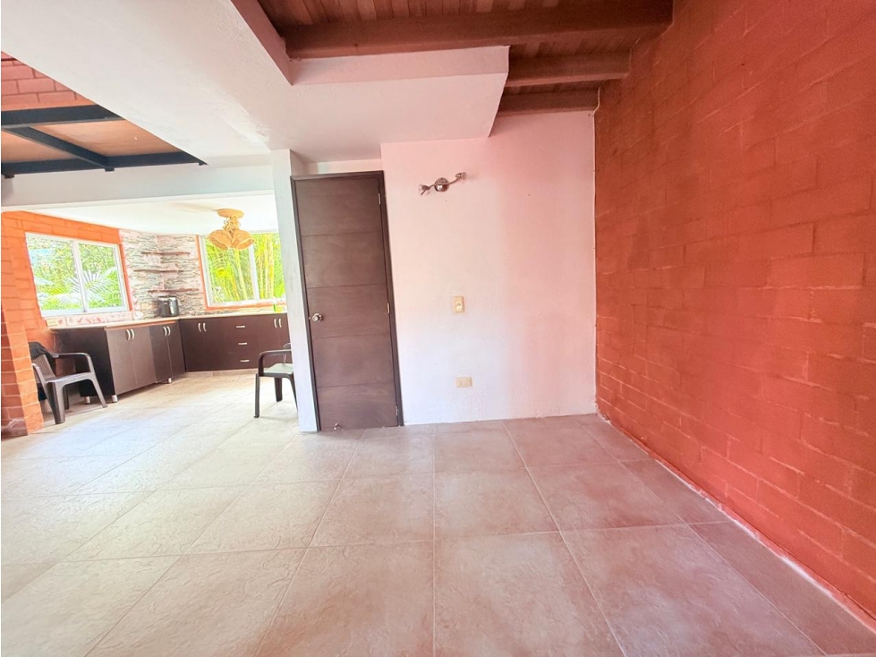 CASA EN ARRIENDO CON AMPLIOS ESPACIOS Y EXCELENTE ZONA VERDE — foto 4