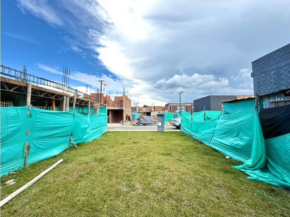HERMOSO LOTE EN UNIDAD CERRADA - 4