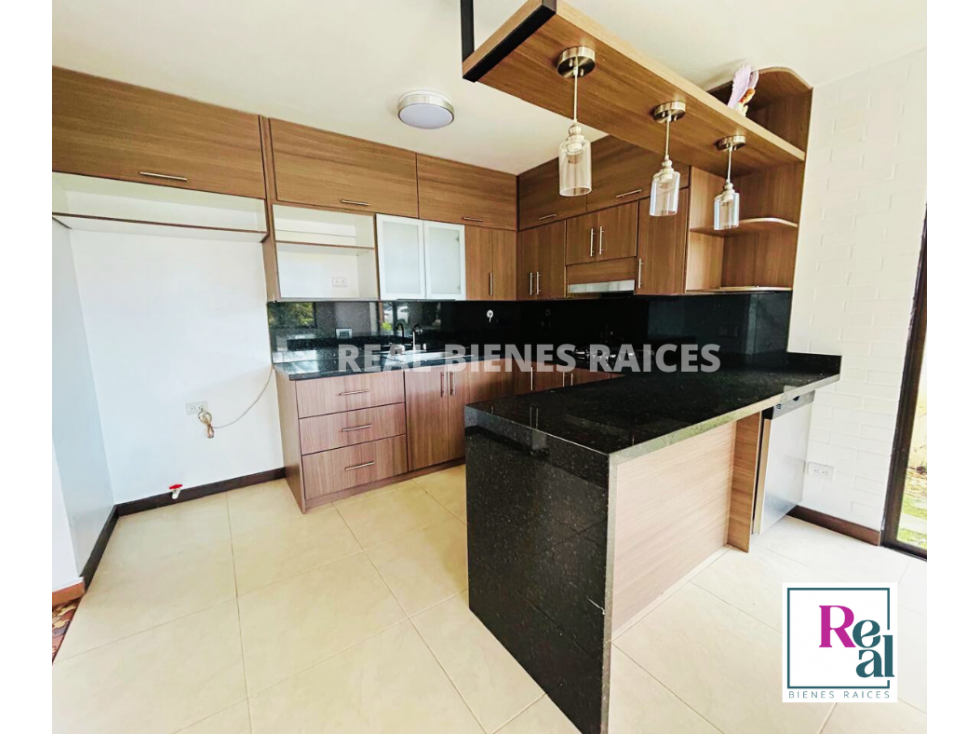 ¡Se vende casa esquinera en unidad cerrada!