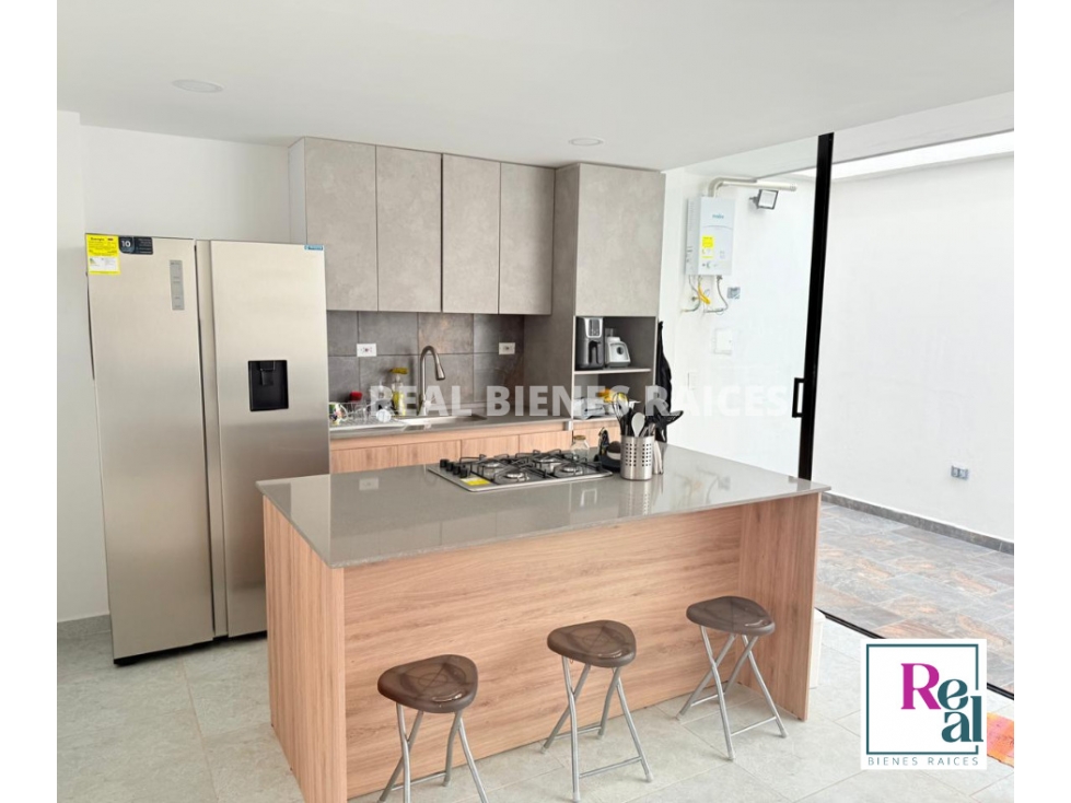 VENDO CASA MEDIANERA UNIFAMILIAR EN UNIDAD ABIERTA