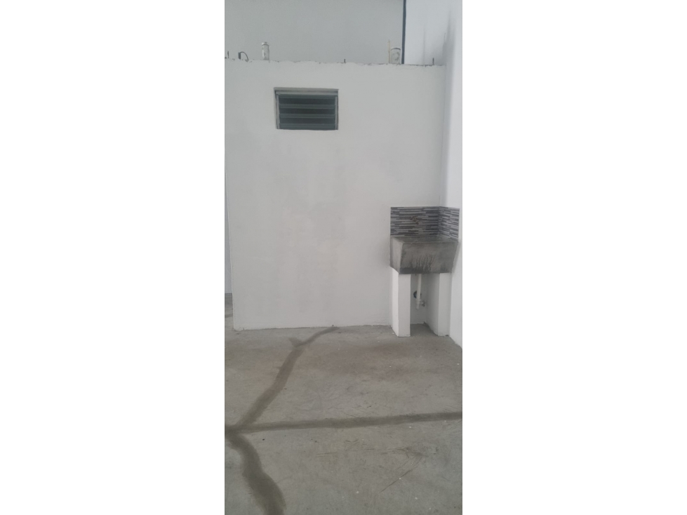 ALQUILO GALERA EN CHANIS, 90M2, 8MTS DE ALTURA, CON PORTON ELECTRICO. — foto 5
