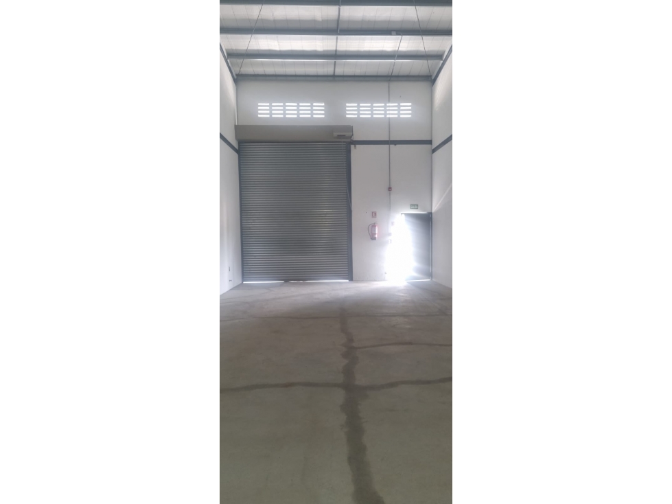 ALQUILO GALERA EN CHANIS, 90M2, 8MTS DE ALTURA, CON PORTON ELECTRICO. — foto 2
