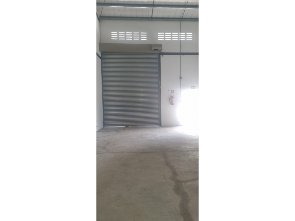 ALQUILO GALERA EN CHANIS, 90M2, 8MTS DE ALTURA, CON PORTON ELECTRICO. — foto 3
