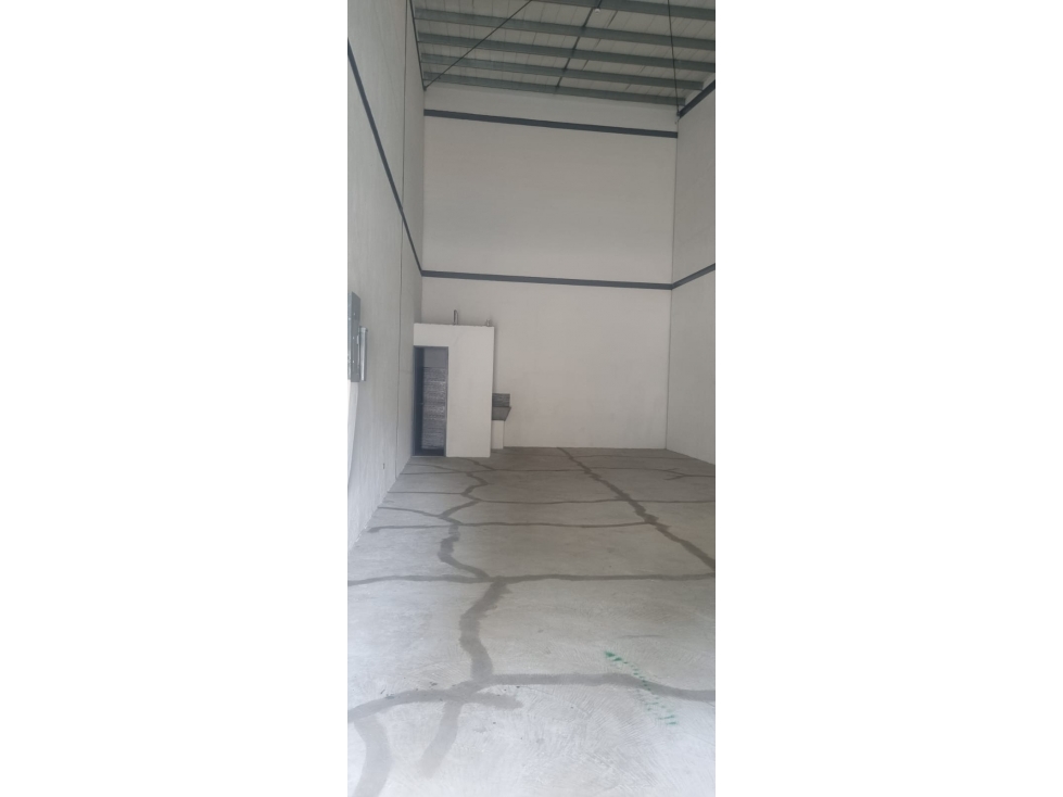 ALQUILO GALERA EN CHANIS, 90M2, 8MTS DE ALTURA, CON PORTON ELECTRICO. — foto 4