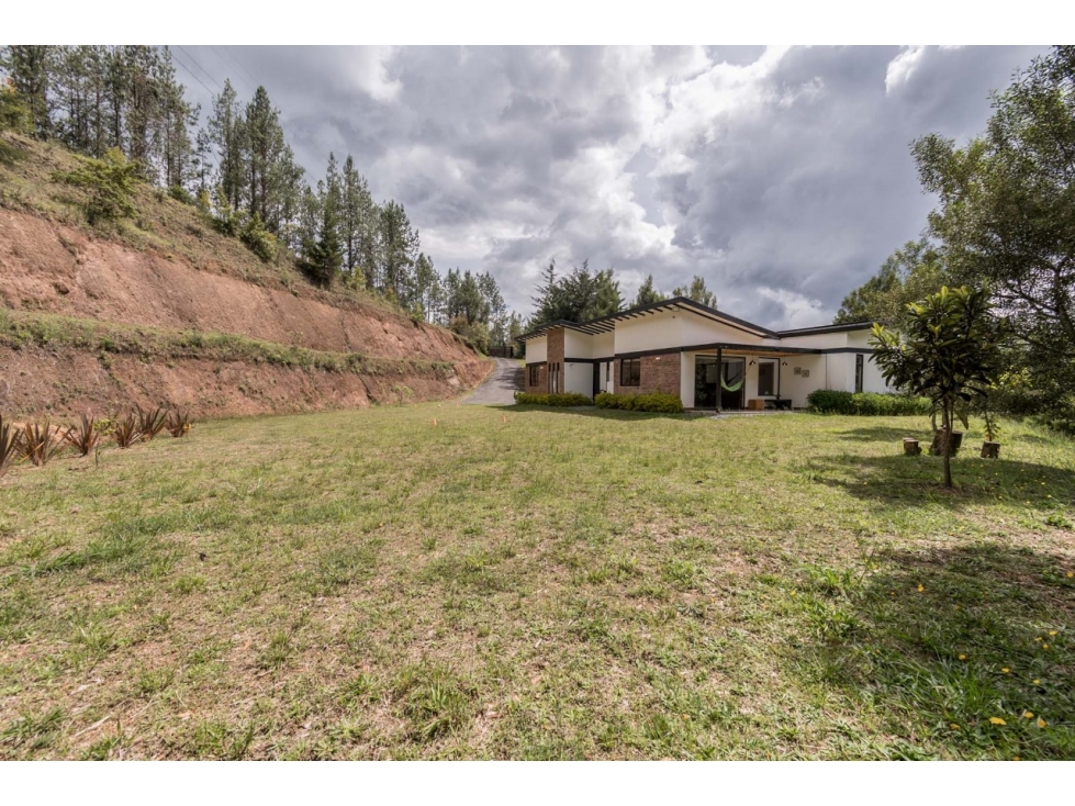 Exclusiva Casa Campestre en Venta en Parcelación en el Retiro — foto 2