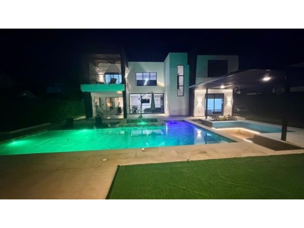 VENTA EXCELENTE CASA DE LUJO-CARMEN DE APICALA