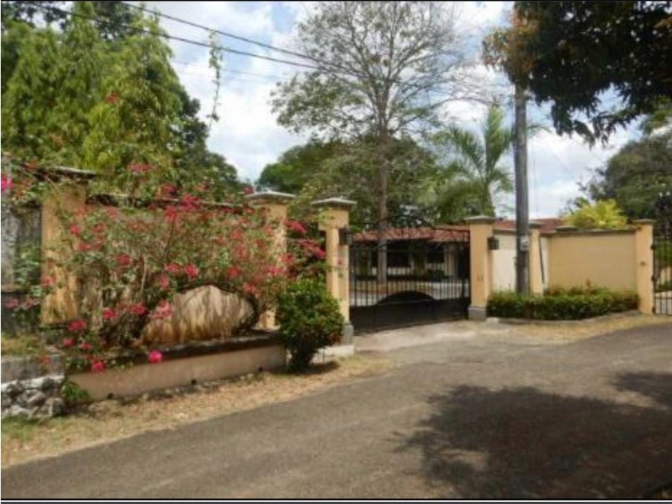 CASA EN VENTA EN LAS CUMBRES
