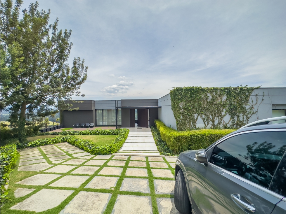 MODERNA CASA EN VENTA EN APOSENTOS — foto 2