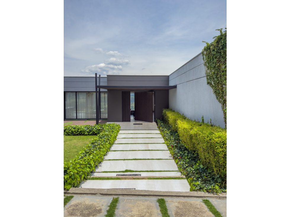 MODERNA CASA EN VENTA EN APOSENTOS — foto 3