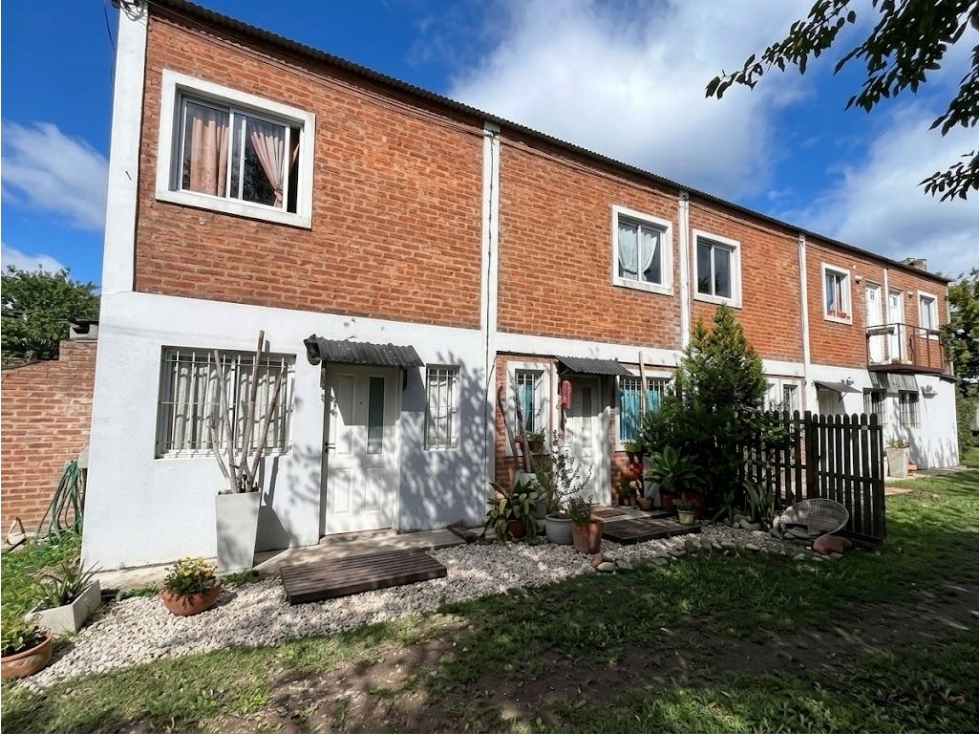 7 departamentos y lote de 818 m2.