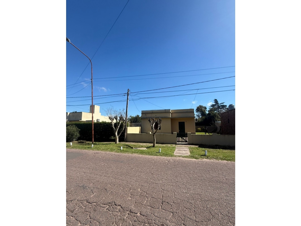 Casa en venta. Del Colegio 152, Jauregui