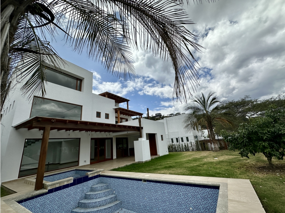 Casa VENTA Cumbayá 4 dormit estudio piscina pérgola