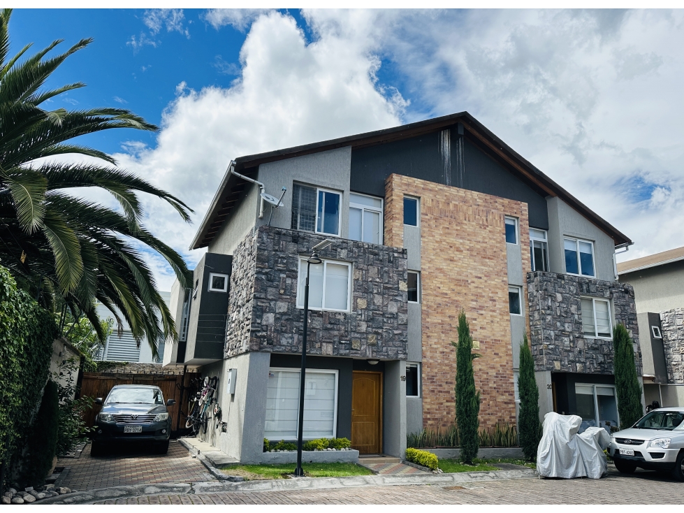 Casa VENTA 4 dormitorios CUMBAYÁ conjunto privado