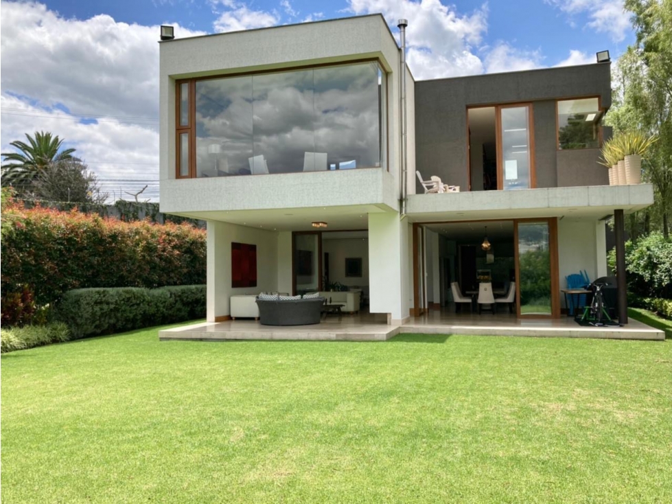 Casa VENTA de LUJO 3 dormitorios CUMBAYÁ