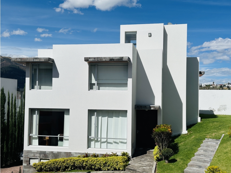 Casa 3 dormitorios VENTA en CUMBAYÁ parque central