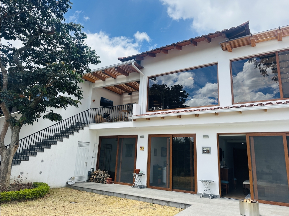 Casa VENTA 3 dormitorios Cumbayá sector Tanda x parque