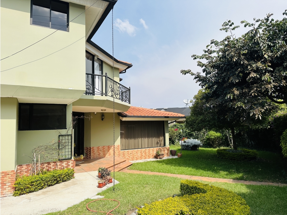 Casa VENTA en CUMBAYÁ 4 dormitor urb privada - 2