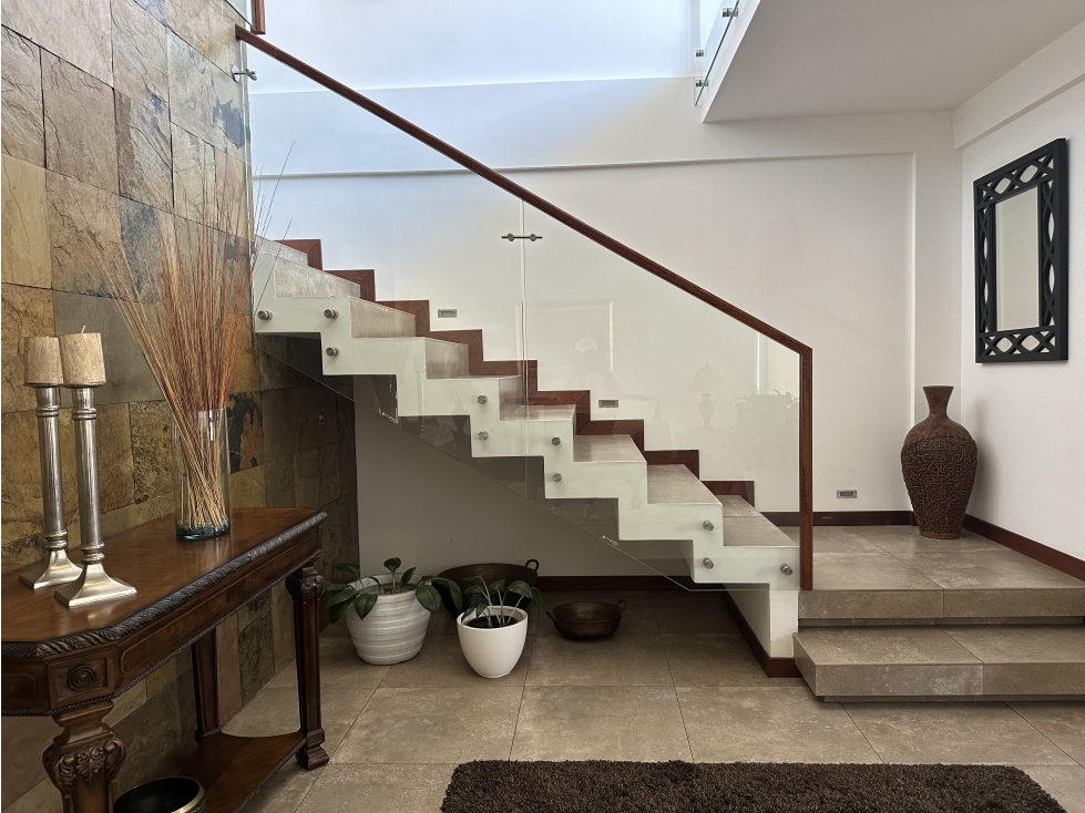 Casa venta Cumbayá sector Lumbisí con amplio jardín pérgola BBQ - 3