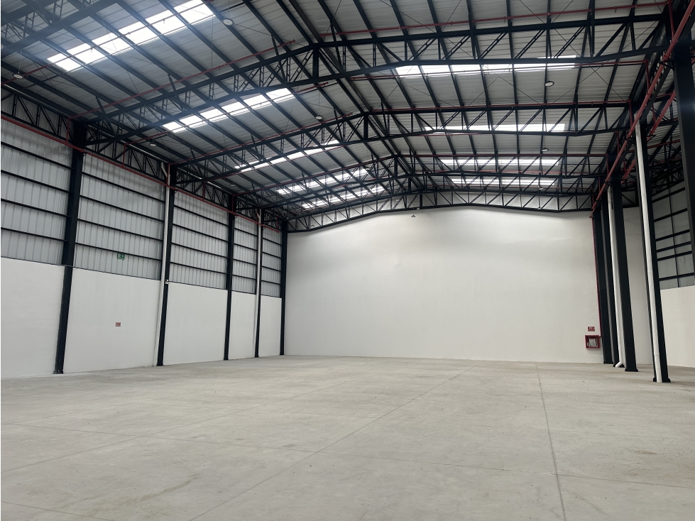 Galpón Industrial ALQUILER 1461m2 QUITO complejo 5 minutos AEROPUERTO - 2